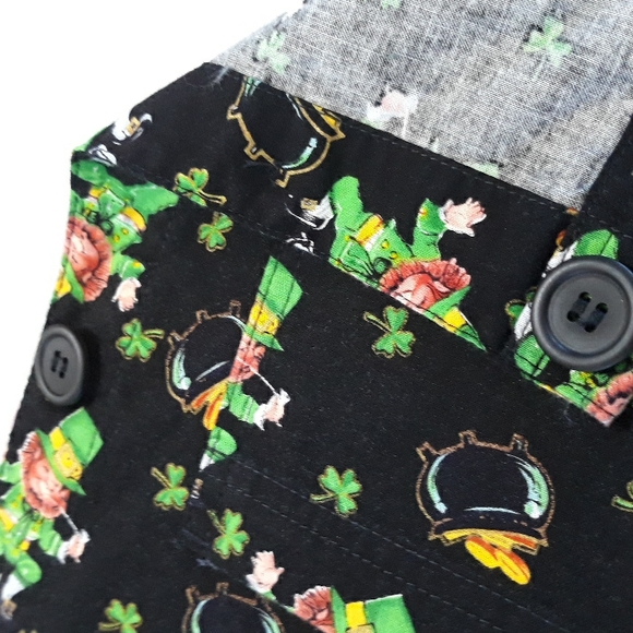 Leprechauns/Pot of Gold Scrub jacket - Picture 9 of 11